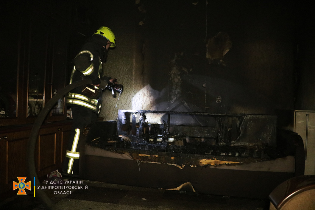 В Днепре пожарные спасли мужчину из пылающей квартиры (Фото/Видео) - рис. 3