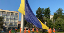 В Днепре обновили один из крупнейших флагов Украины - рис. 2
