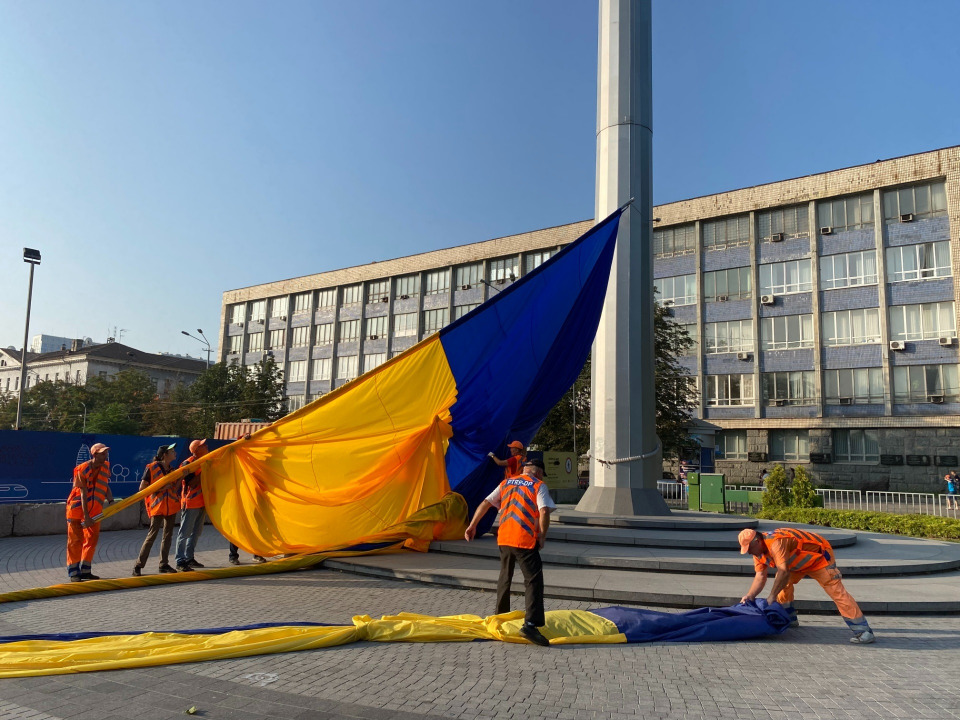 В Днепре обновили один из крупнейших флагов Украины - рис. 1