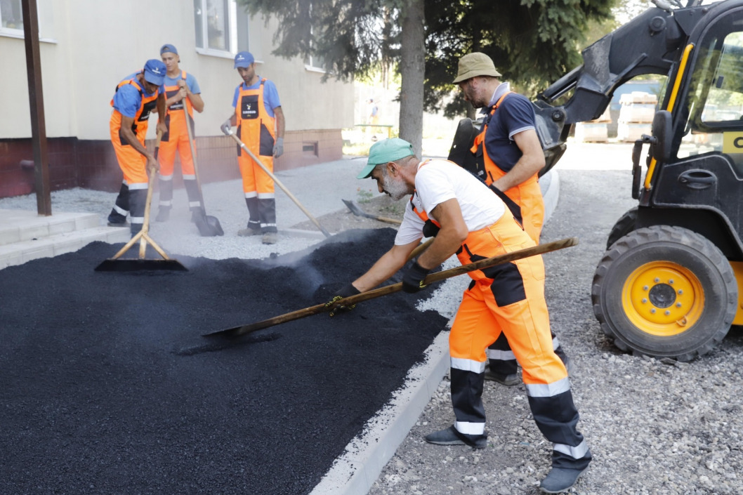 В Днепре продолжают капитальный ремонт дорог и реконструкцию подпорных стен во дворах - рис. 4
