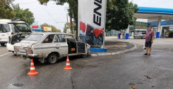 В центре Днепра «Москвич» врезался в стелу заправки: пассажира госпитализировали - рис. 12