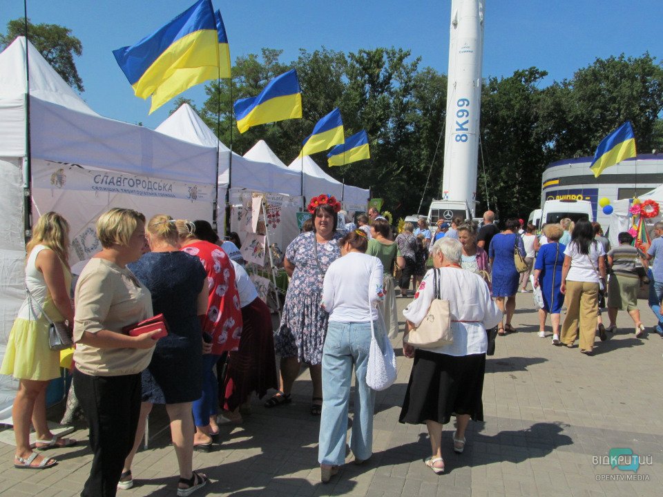 Ярмарка и праздник на Набережной: как днепряне отмечают День Независимости Украины (Фото) - рис. 1