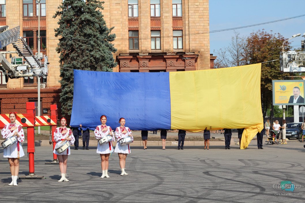 В Днепре на пожарных авто подняли огромный флаг Украины (Фото) - рис. 12