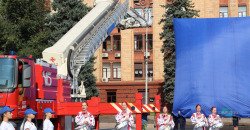 В Днепре на пожарных авто подняли огромный флаг Украины (Фото) - рис. 15