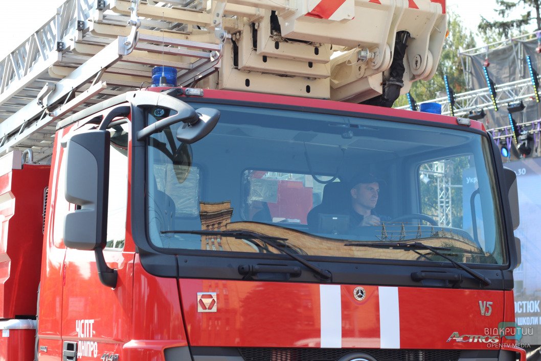 В Днепре на пожарных авто подняли огромный флаг Украины (Фото) - рис. 9