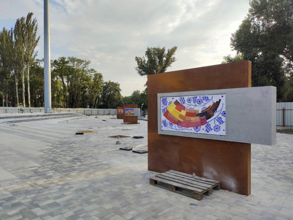 В Кривом Роге сквер украсили художественными панно (Фото) - рис. 8