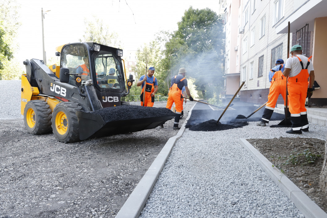 В Днепре продолжают капитальный ремонт дорог и реконструкцию подпорных стен во дворах - рис. 3