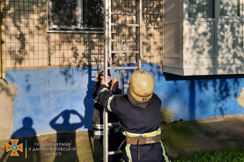 На Днепропетровщине спасатели освободили мальчика, запершегося в квартире - рис. 1