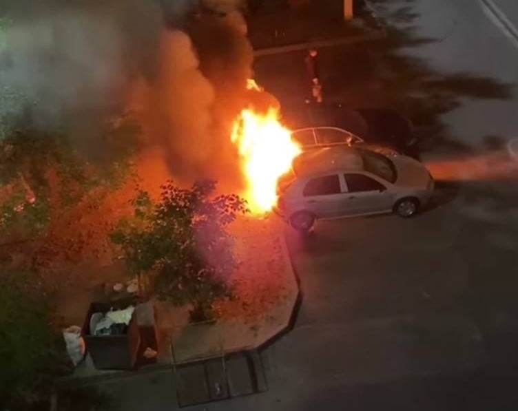 Возможен поджог: в Днепре сгорели два легковых автомобиля - рис. 2
