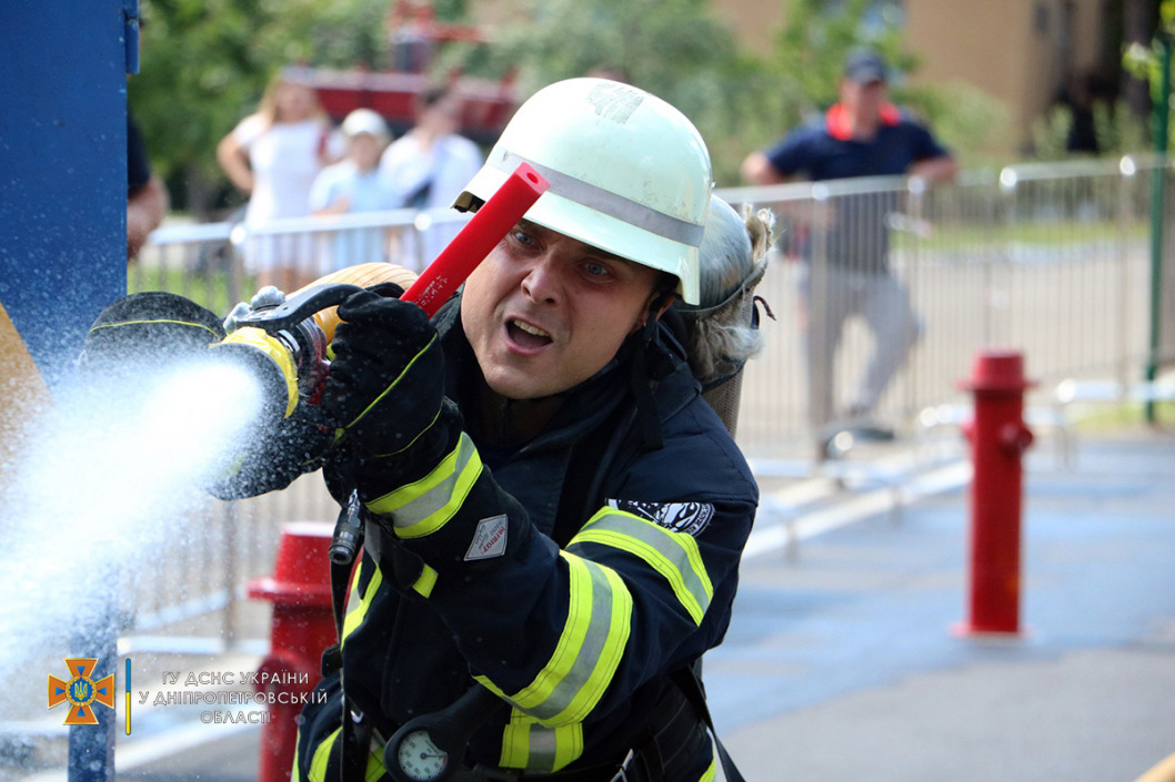 В Днепре провели масштабные соревнования среди пожарных-спасателей - рис. 2