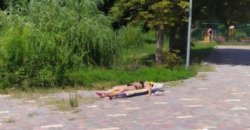 Без стеснения и комплексов: под Днепром женщина загорала в городском парке - рис. 19