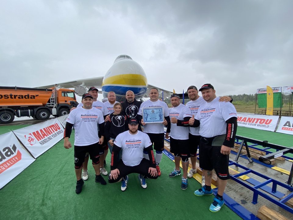 Днепровский стронгмен с командой сдвинул самолёт весом 285 тонн - рис. 1