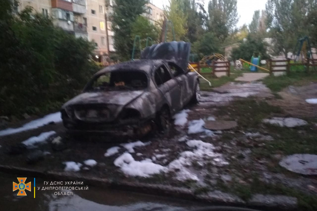 В Никополе сгорел дотла элитный автомобиль - рис. 3