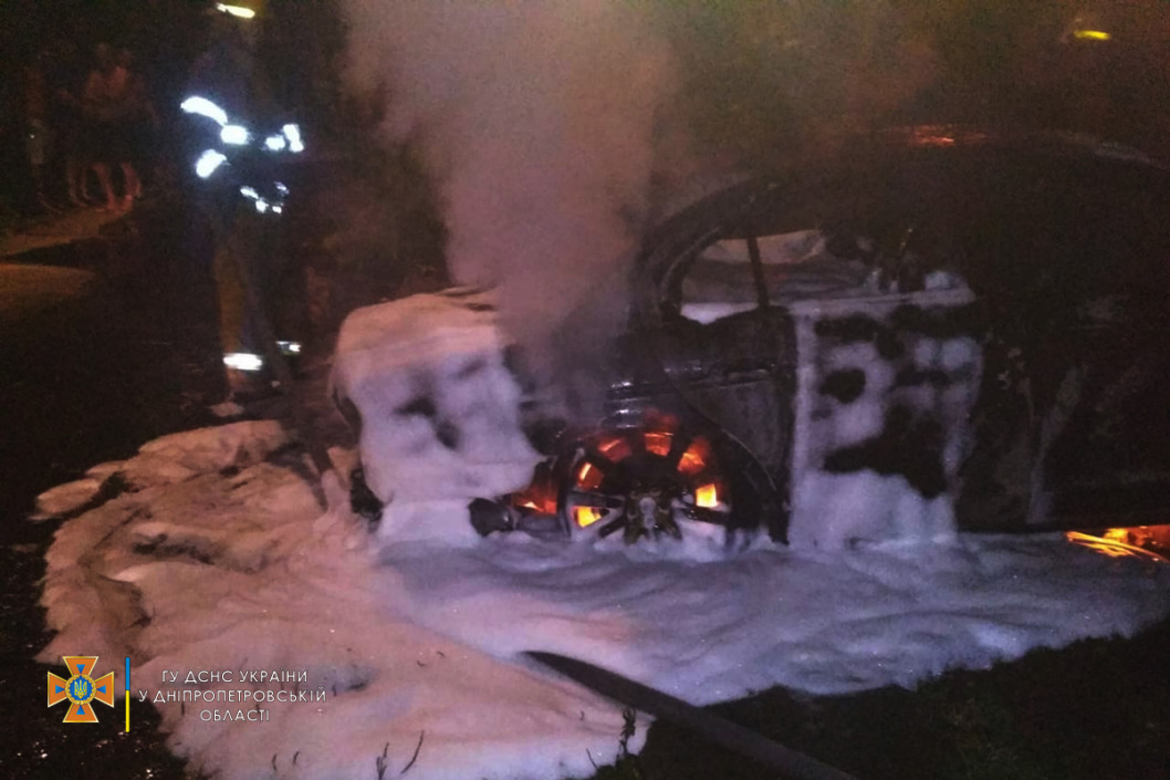 В Никополе сгорел дотла элитный автомобиль - рис. 2