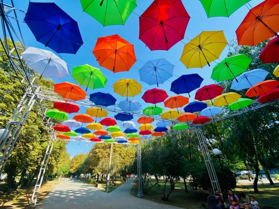 На Днепропетровщине создали аллею парящих зонтиков (Фото) - рис. 1