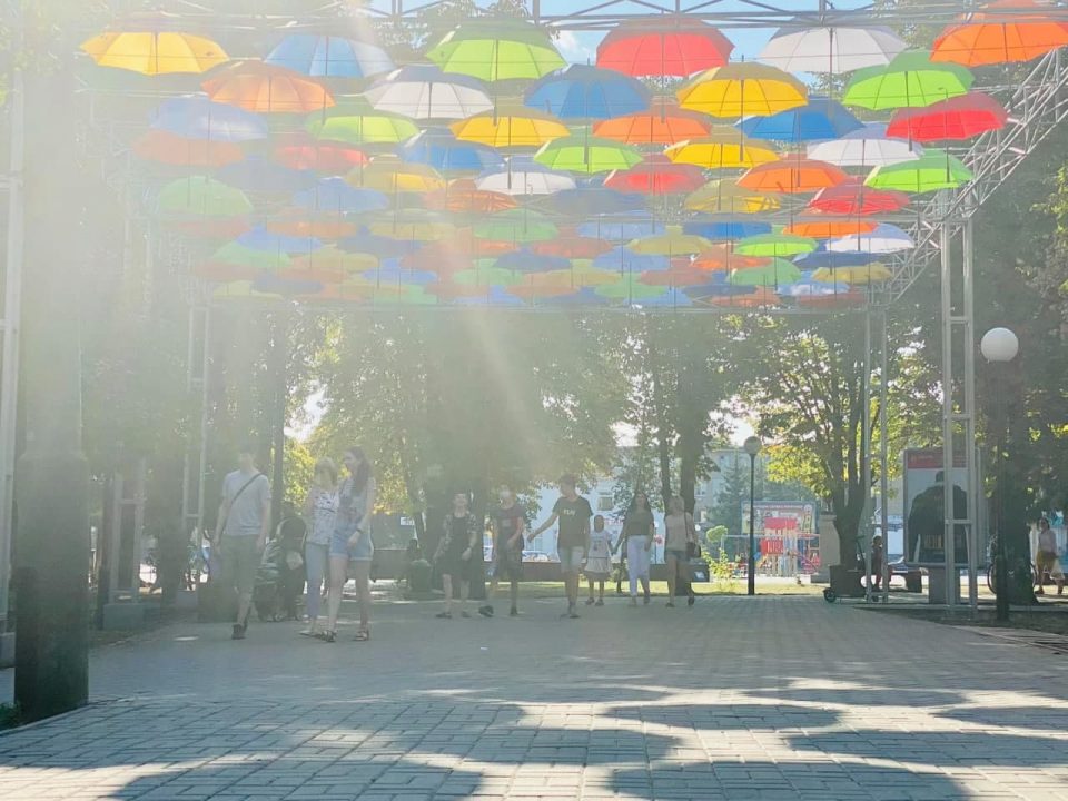 На Днепропетровщине создали аллею парящих зонтиков (Фото) - рис. 2