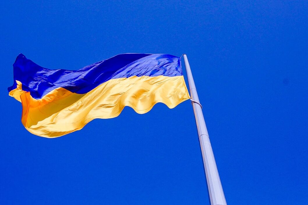 В Кривом Роге на новоустановленном флагштоке подняли флаг Украины - рис. 12