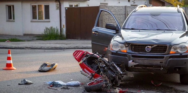 В центре Днепра столкнулись скутерист и водитель джипа: есть пострадавшие - рис. 2