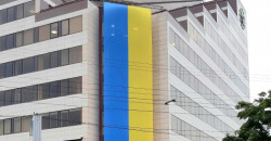 В Днепре на фасаде офиса «ПриватБанка» вывесили гигантский флаг Украины: фото - рис. 5