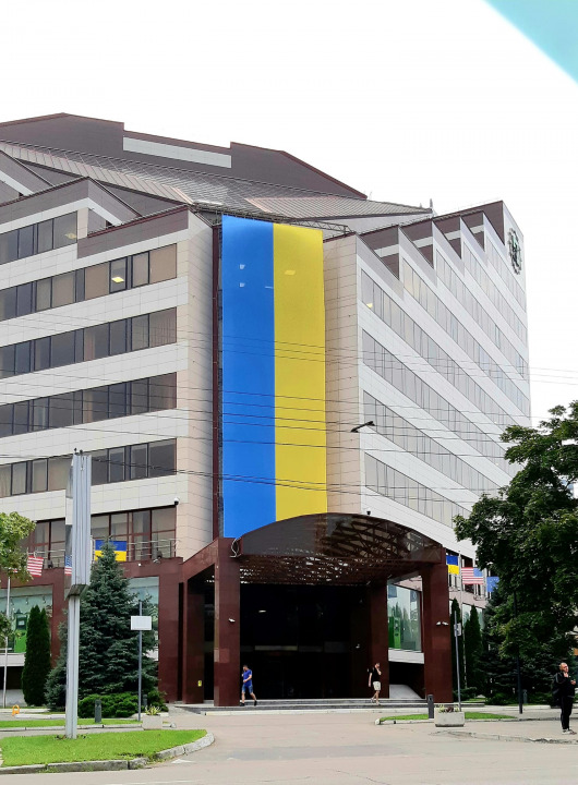 В Днепре на фасаде офиса «ПриватБанка» вывесили гигантский флаг Украины: фото - рис. 1