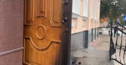В Киеве злоумышленник бросил зажигательную смесь в офис детского омбудсмена (Видео) - рис. 7