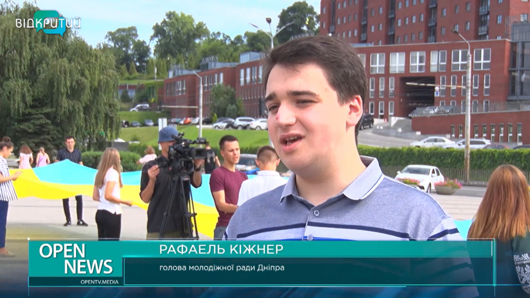 Через всю Украину: молодежь Днепра подписала флаг, который отправится в зону ООС - рис. 1