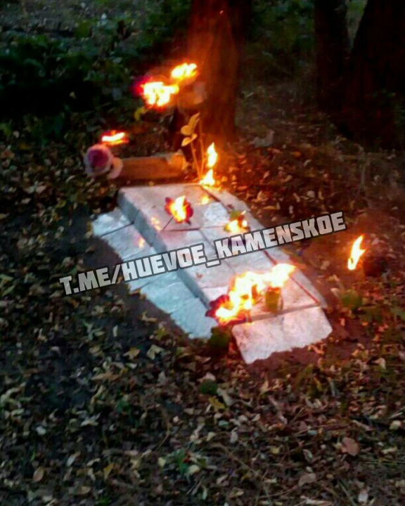 В Каменском подростки на кладбище жгли и разрушали могилы - рис. 4