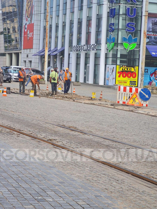 В центре Днепра разобрали рельсы: трамваи временно изменили маршрут - рис. 1