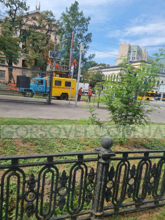 В центре Днепра разобрали рельсы: трамваи временно изменили маршрут - рис. 2