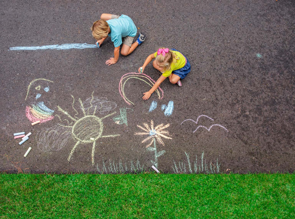В Каменском для детей провели конкурс рисунков на асфальте и фестиваль красок - рис. 2