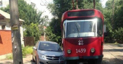 В Днепре трамвай столкнулся с авто: парализовано движение электротранспорта - рис. 2