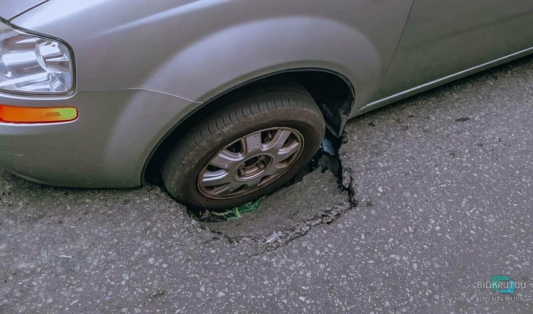 В Днепре проваливается асфальт: на Воскресенской Chevrolet угодил в яму (Фото) - рис. 2
