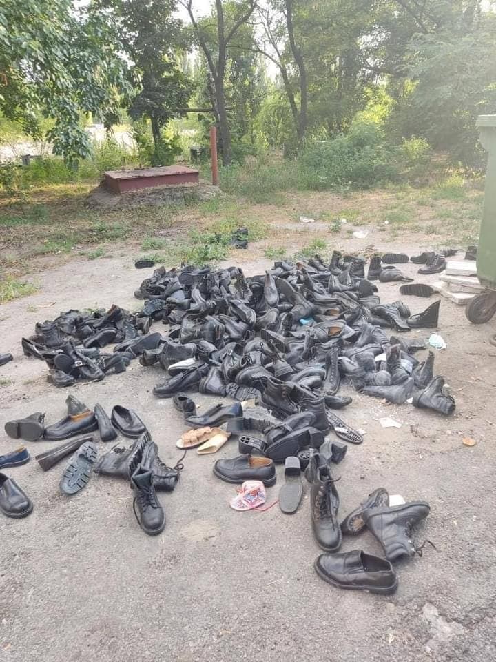 Обувная дискриминация: в Днепре выбросили гору черных башмаков (Фото) - рис. 1