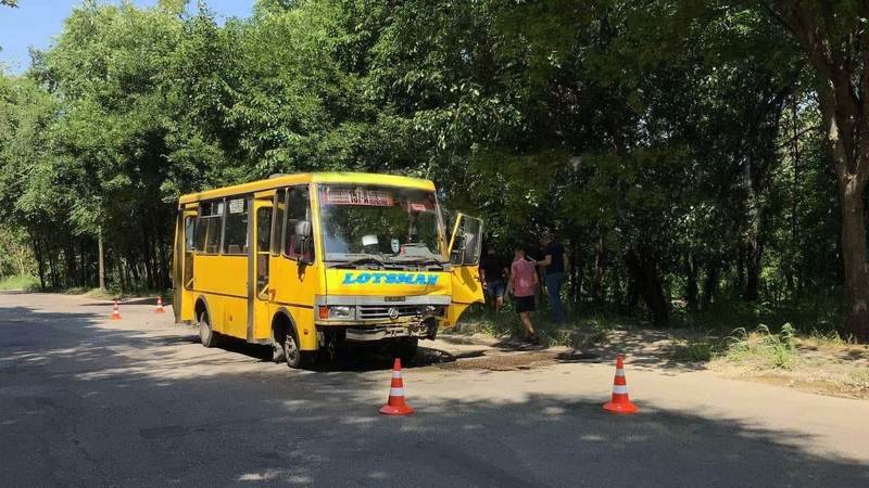 В Днепре столкнулись Renault и автобус: водителя легковушки госпитализировали - рис. 3