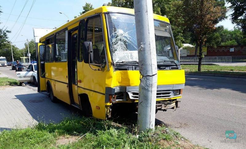 В Днепре водитель автобуса №34 врезался в столб: есть пострадавшие - рис. 1