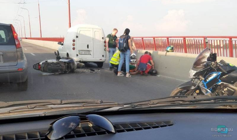 В Днепре на Новом мосту мотоциклист угодил в ДТП: движение затруднено - рис. 1