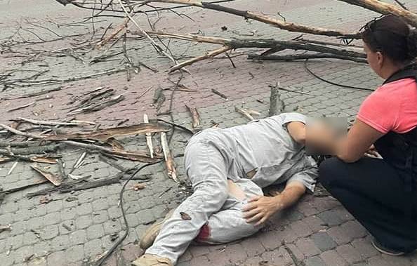 Сломаны обе ноги: в центре Днепра на мужчину упало сухое дерево (Видео) - рис. 2
