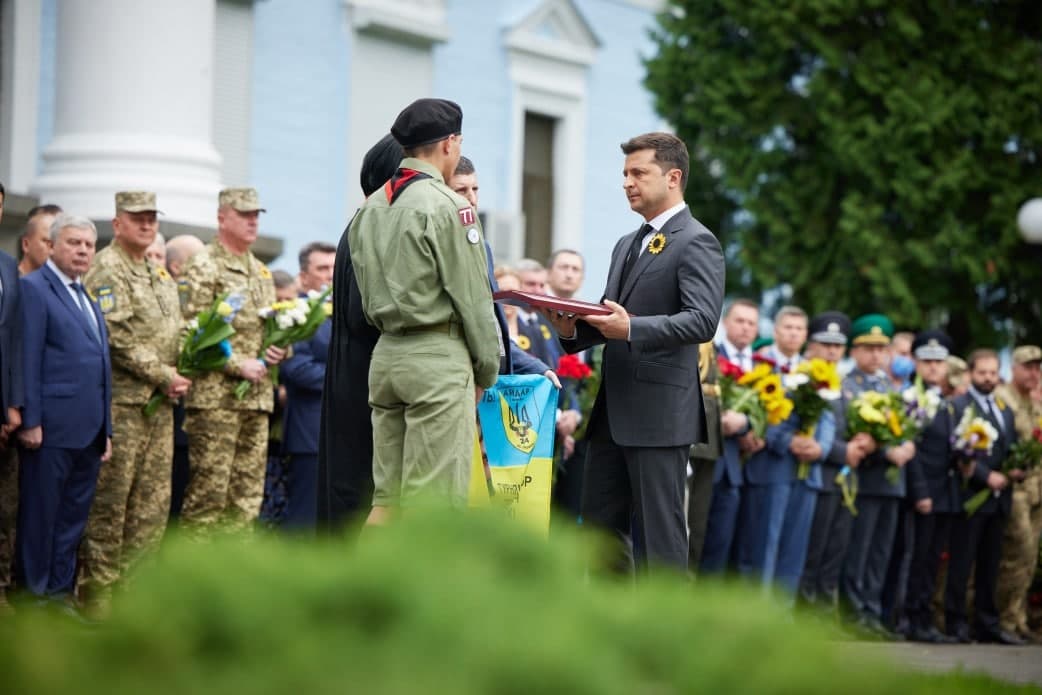 В Украине почтили память защитников: президент Зеленский присвоил воинам посмертные медали - рис. 3