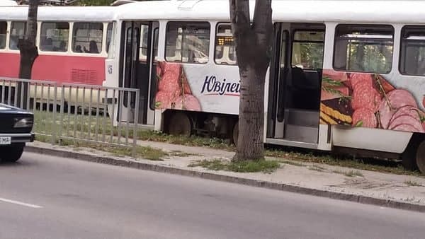 Минус один: в Днепре трамвай сошел с рельсов (Фото) - рис. 1