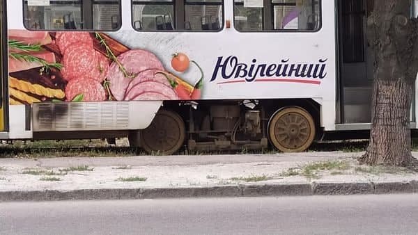 Минус один: в Днепре трамвай сошел с рельсов (Фото) - рис. 2