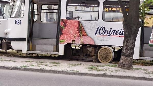 Минус один: в Днепре трамвай сошел с рельсов (Фото) - рис. 4