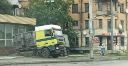 В Днепре на проспекте Нигояна грузовик вылетел на тротуар (Фото) - рис. 15