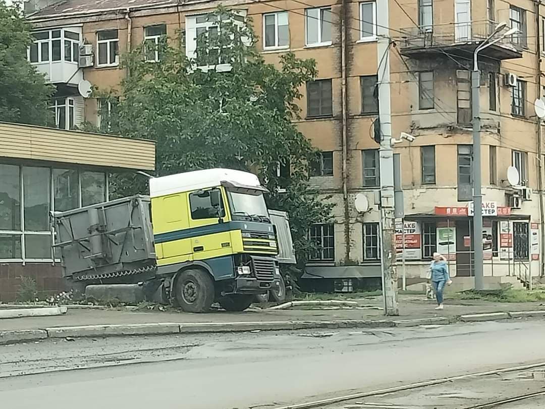 В Днепре на проспекте Нигояна грузовик вылетел на тротуар (Фото) - рис. 1