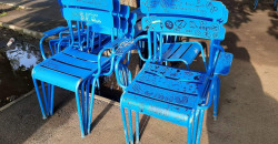 «Настульная живопись»: в Днепре вандалы обрисовали стулья в Сквере Усачева - рис. 11
