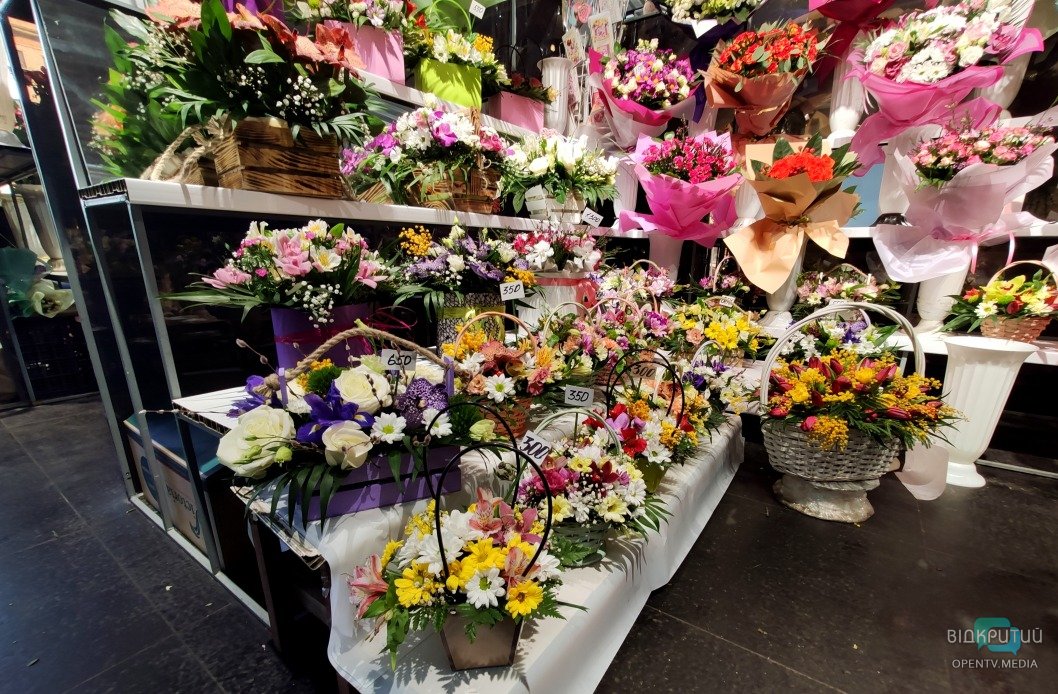 Праздничный ажиотаж: сколько стоит купить цветы 1 сентября в Днепре - рис. 5