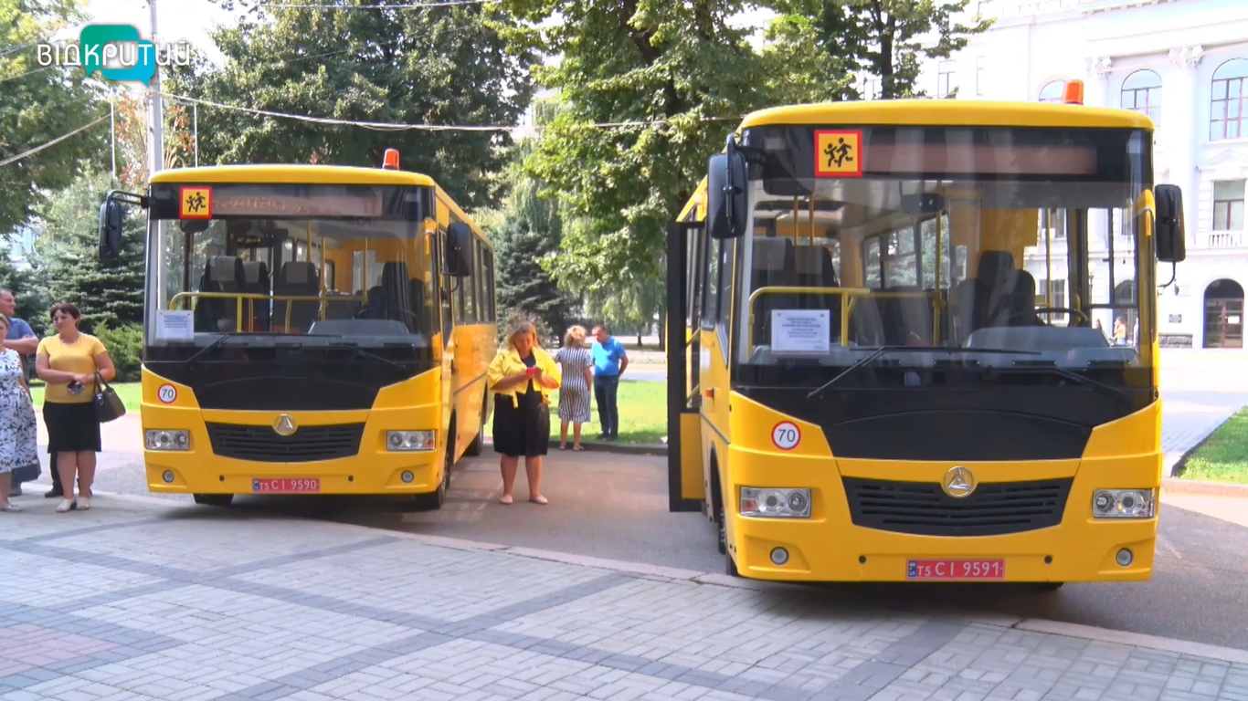 На Днепропетровщине теробщинам передали новые школьные автобусы (Видео) - рис. 1