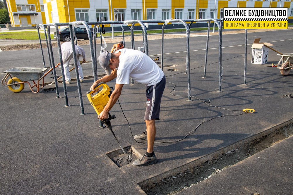 На Днепропетровщине завершают реконструкцию школьного стадиона - рис. 6