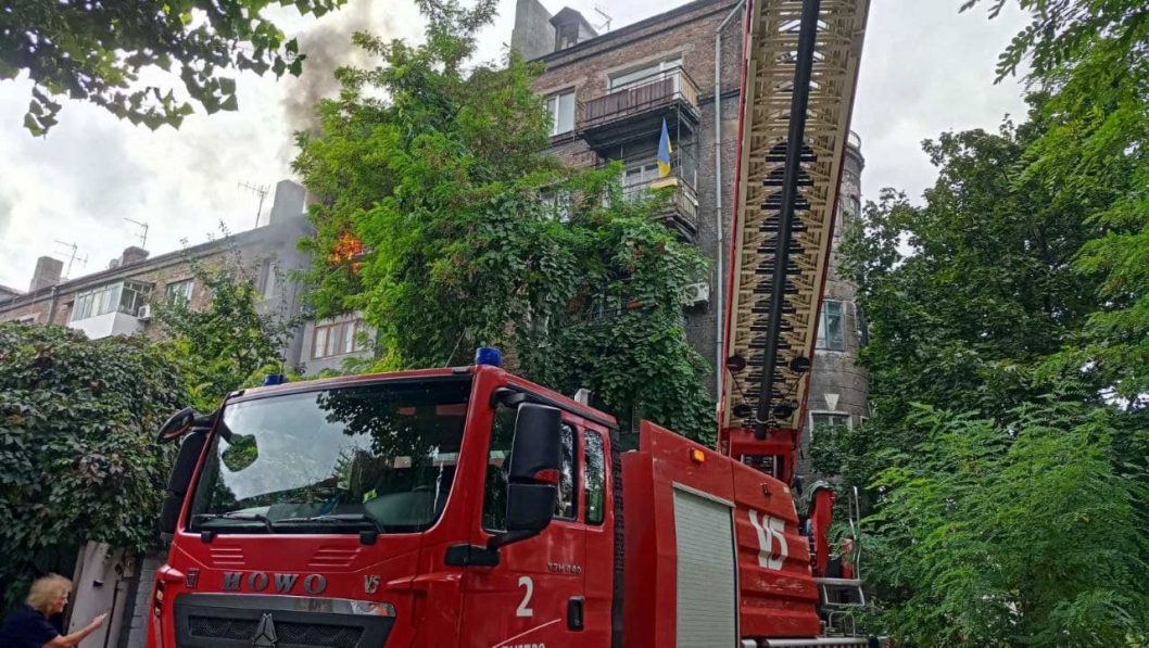 В центре Днепра горела многоэтажка: пожарные спасли пенсионерку (Фото) - рис. 3
