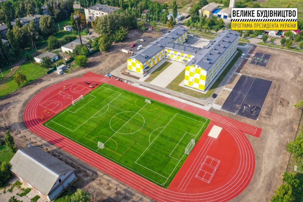 На Днепропетровщине завершают реконструкцию школьного стадиона - рис. 8