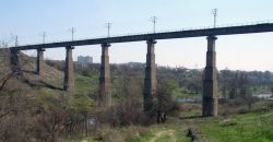 В Кривом Роге на Карачуновском мосту повесился мужчина - рис. 16